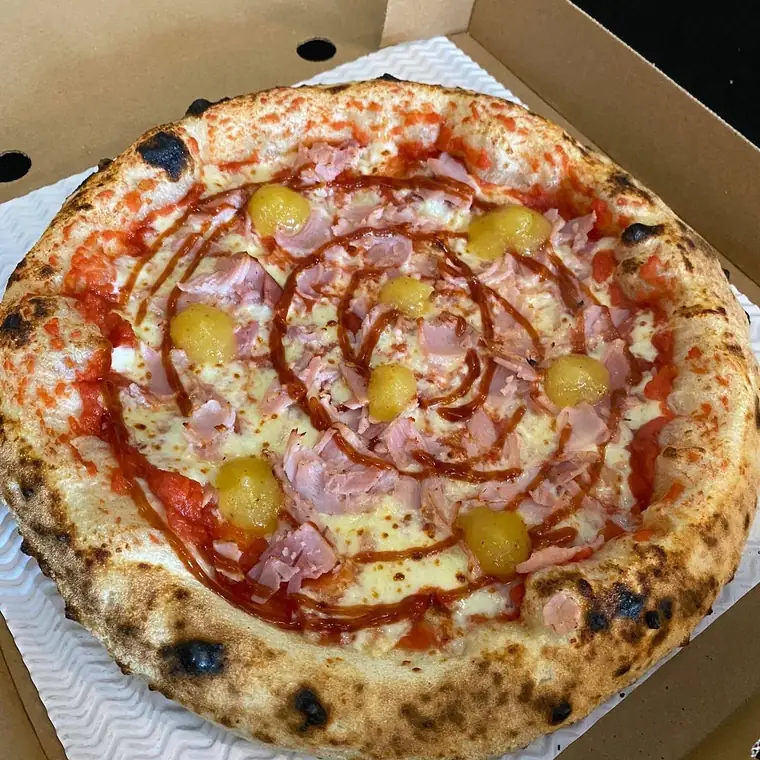 Pineapple Express 2.0 in its box: pulled ham, blobs of pineapple jam and a BBQ swirl.